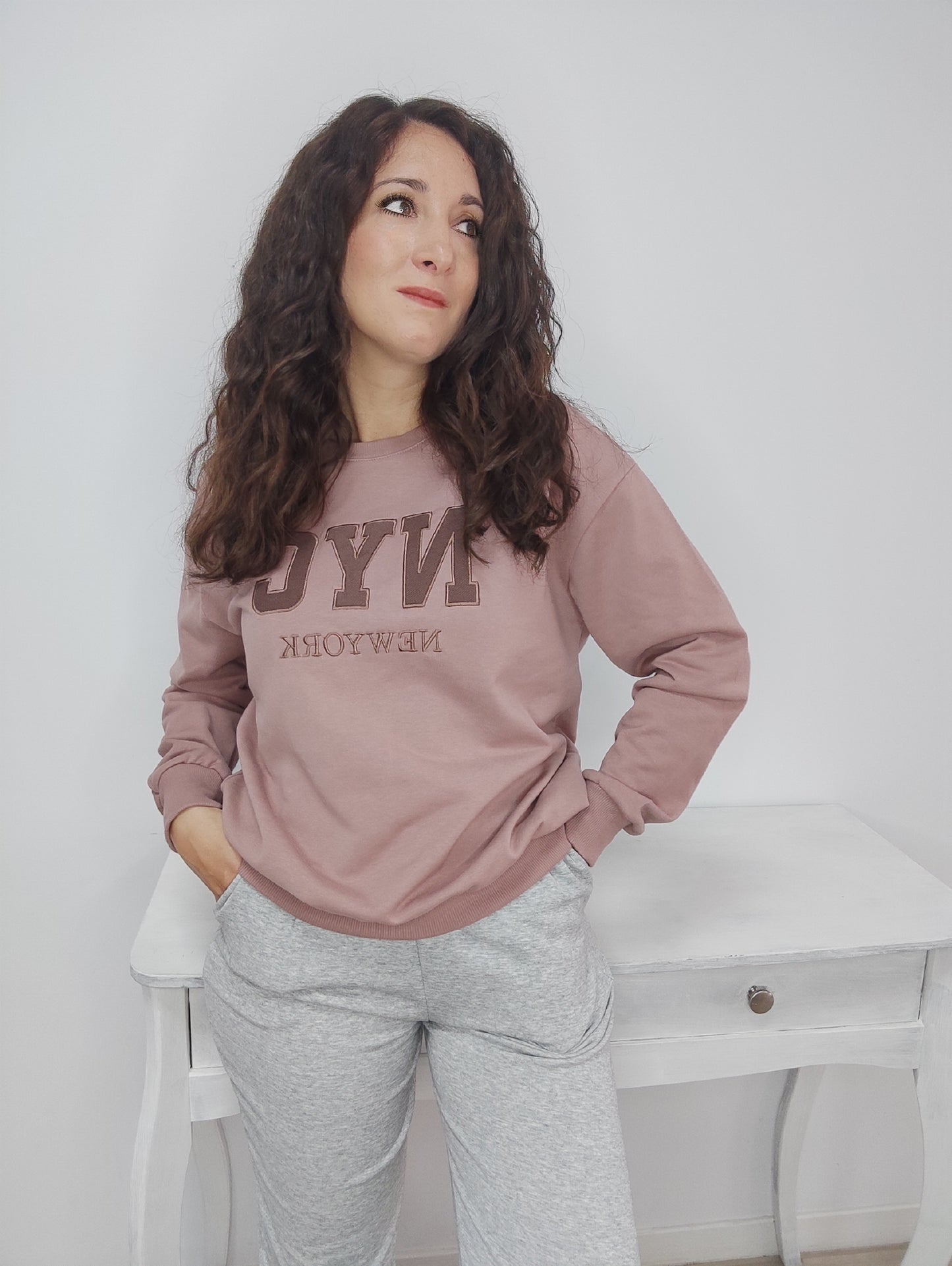 Sudadera NYC bordada rosa empolvado