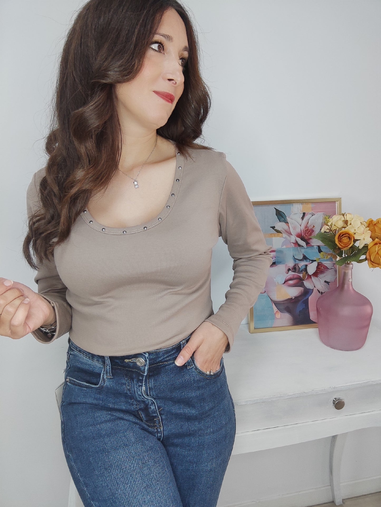 Camiseta tachas taupe