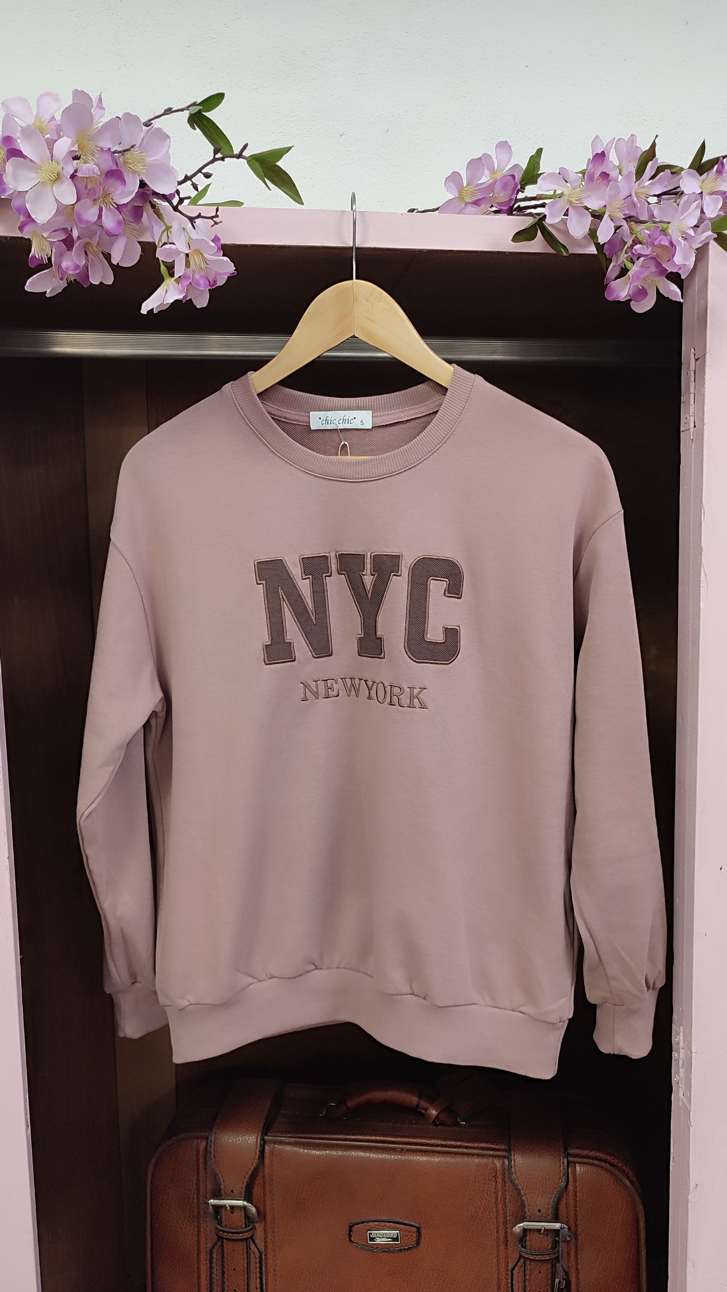 Sudadera NYC bordada rosa empolvado