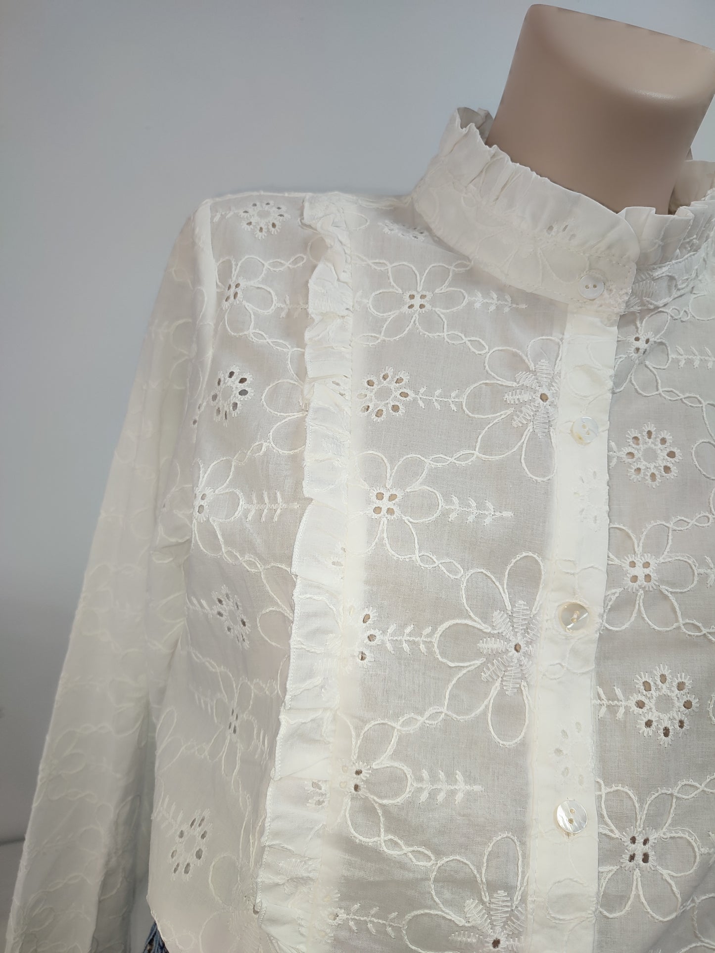 Camisa troquelada diseño