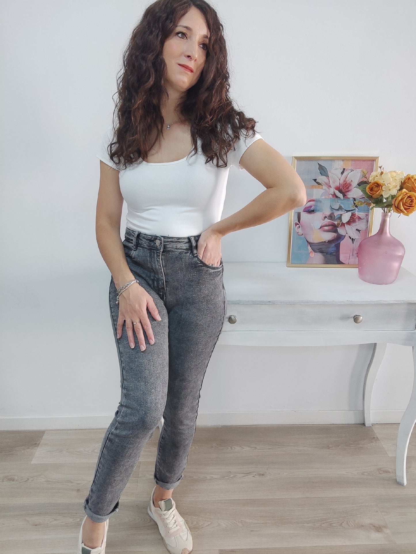 Jeans pitillo gris etiqueta roja