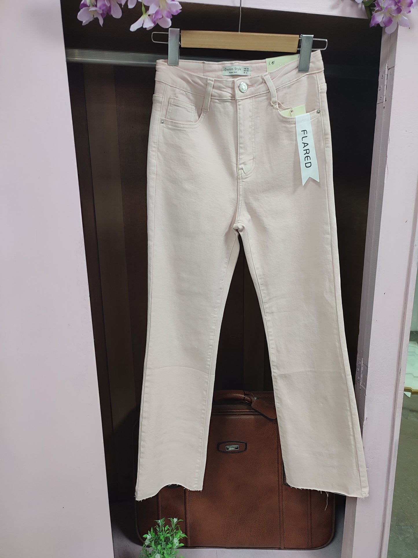 Jeans flare rosa pastel etiqueta roja