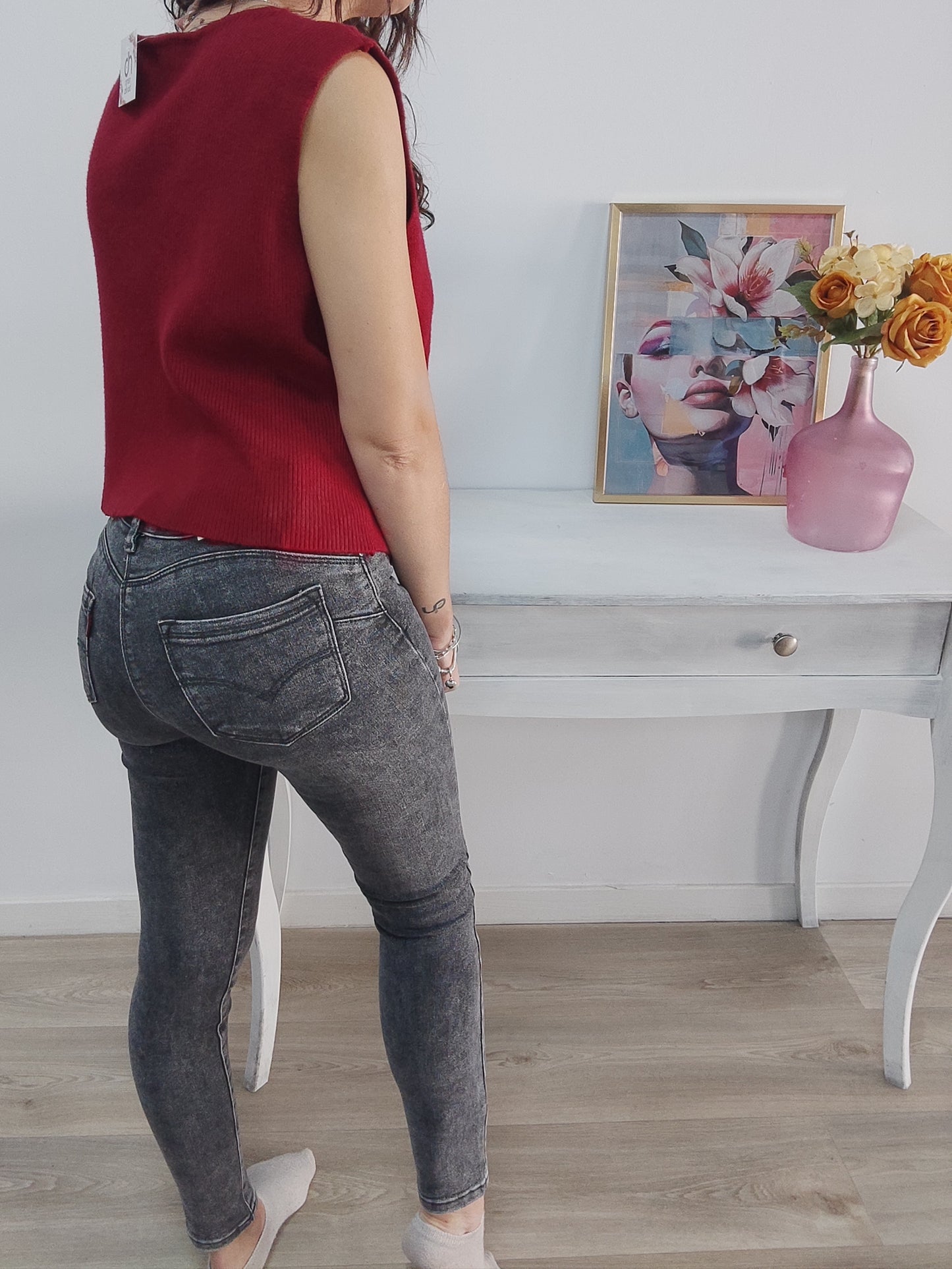 Jeans pitillo gris etiqueta roja