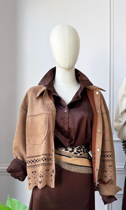 Chaqueta antelina troquelada