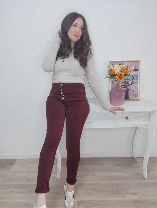 Jeans pitillo burdeos botones