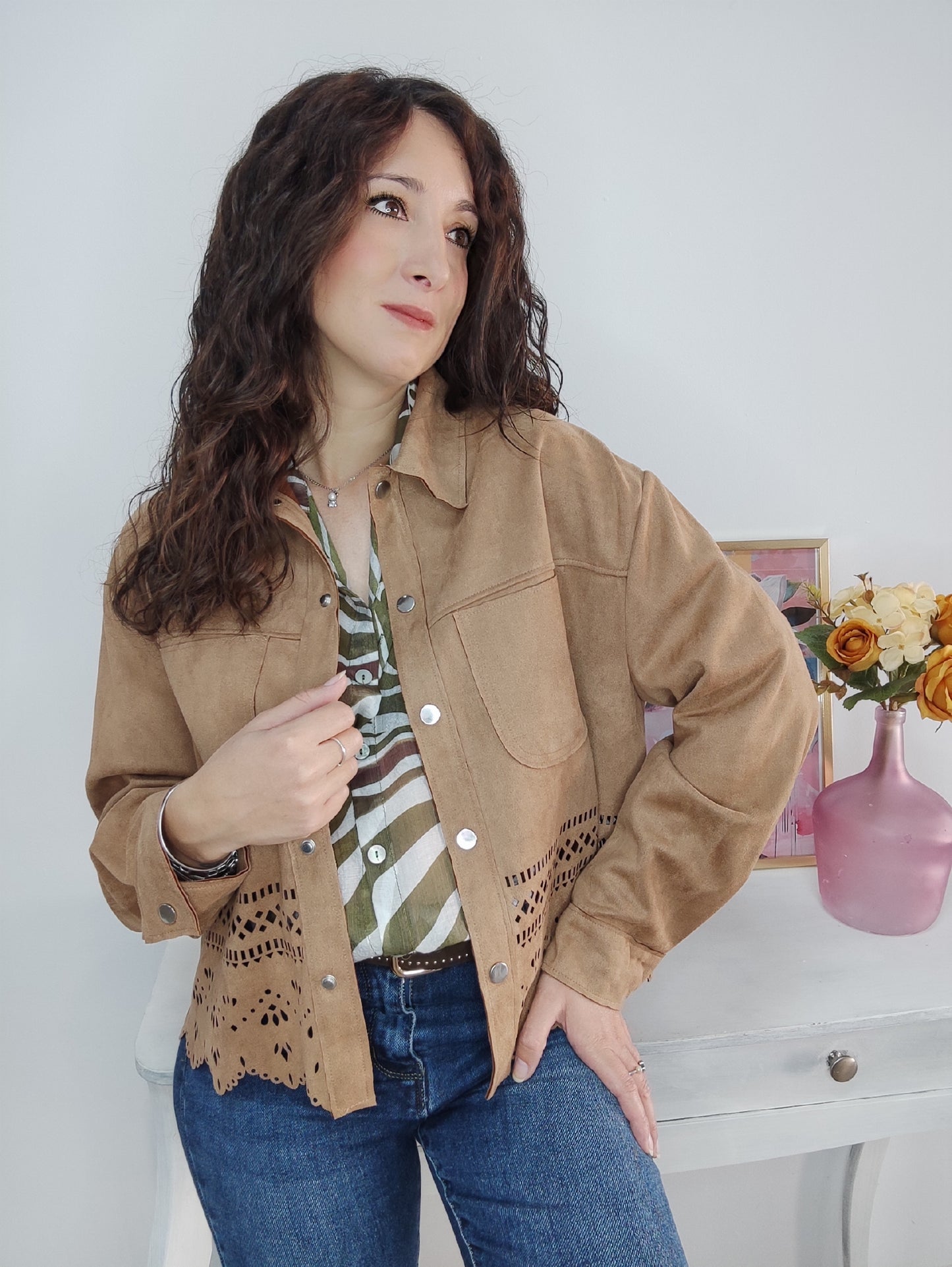Chaqueta antelina troquelada