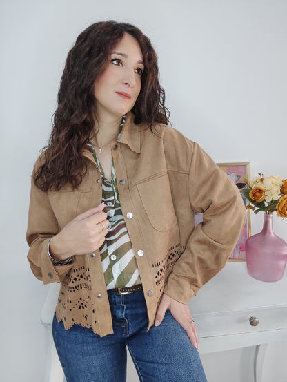 Chaqueta antelina troquelada