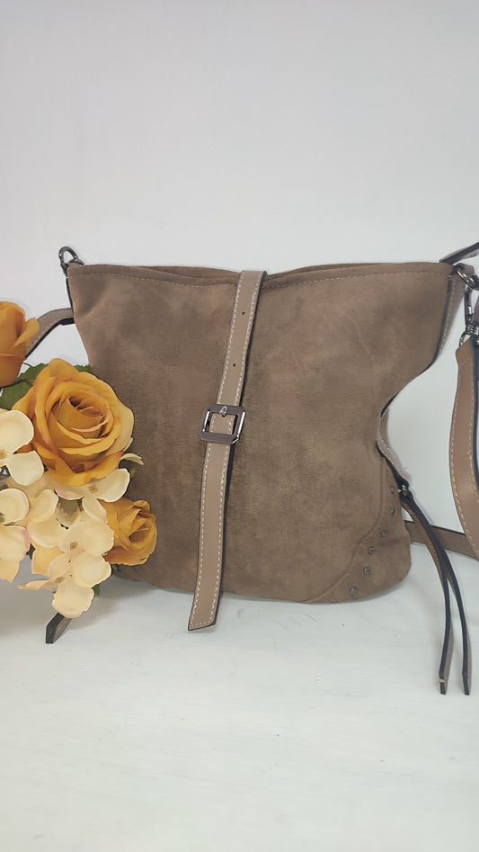 BOLSO BUCKET EFECTO ANTE MARRÓN