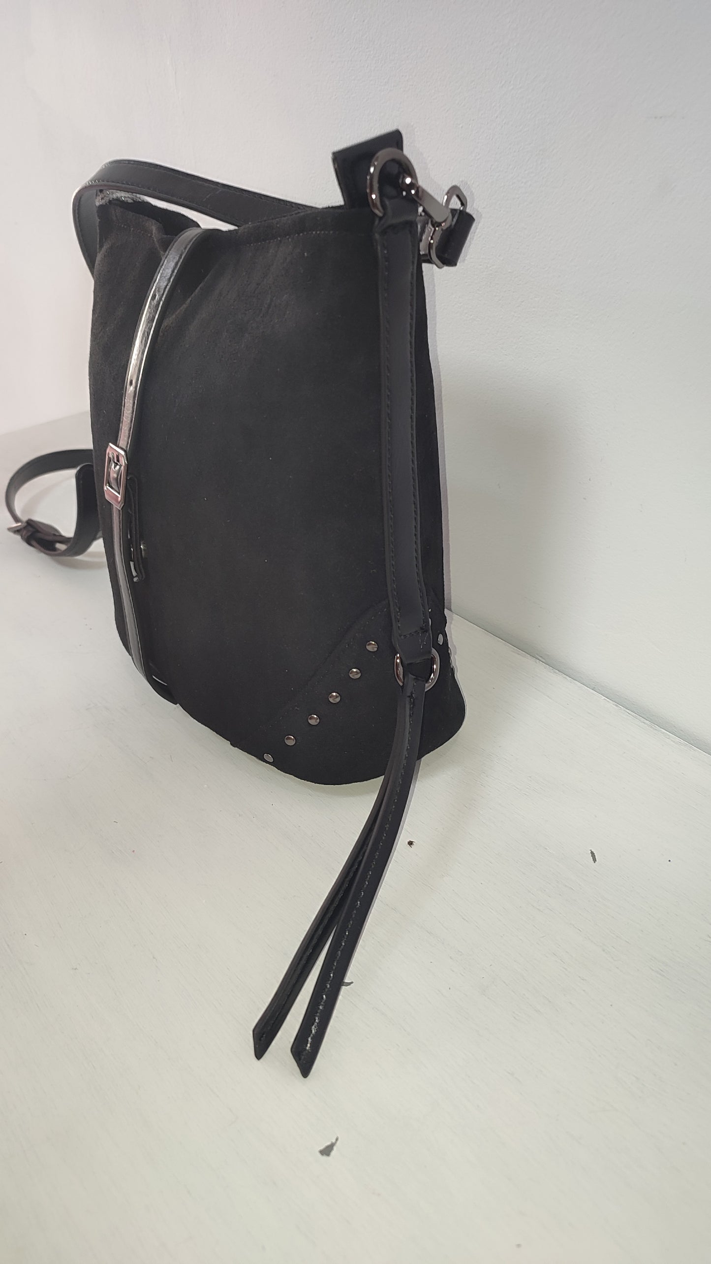 BOLSO BUCKET EFECTO ANTE NEGRO