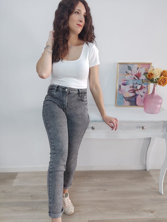 Jeans pitillo gris etiqueta roja