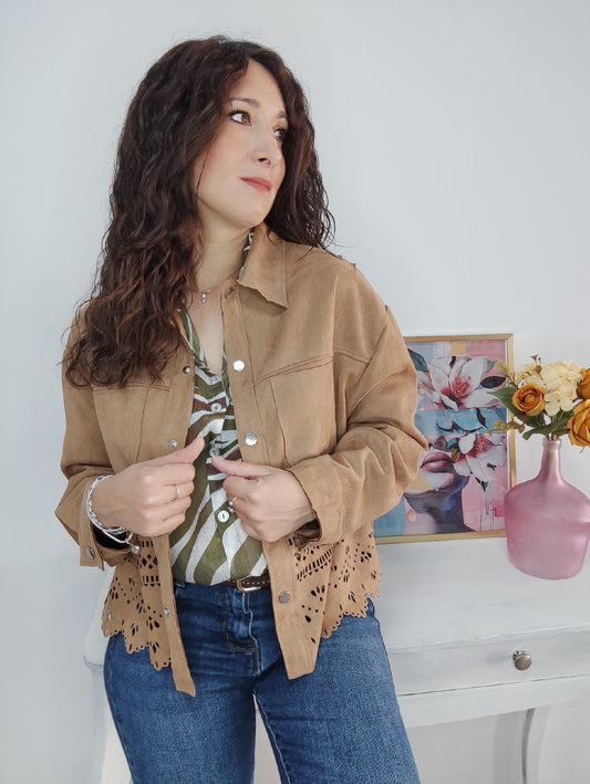 Chaqueta antelina troquelada