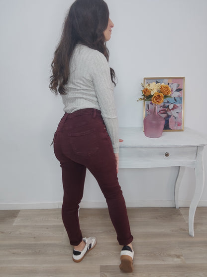 Jeans pitillo burdeos botones