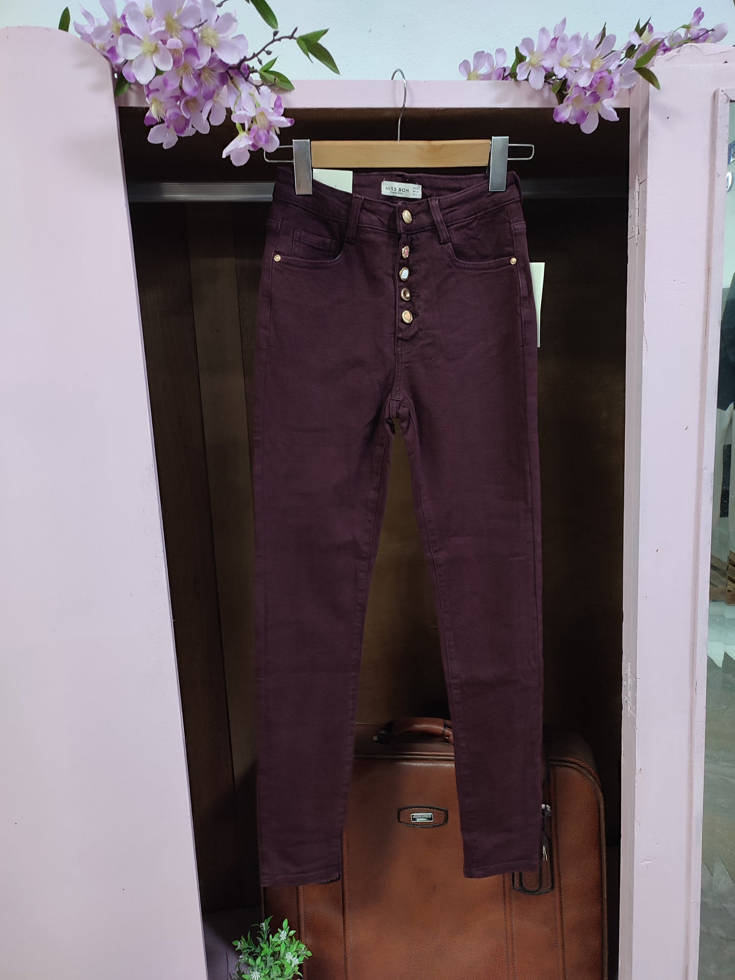 Jeans pitillo burdeos botones