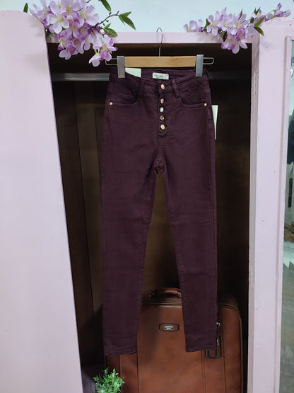 Jeans pitillo burdeos botones